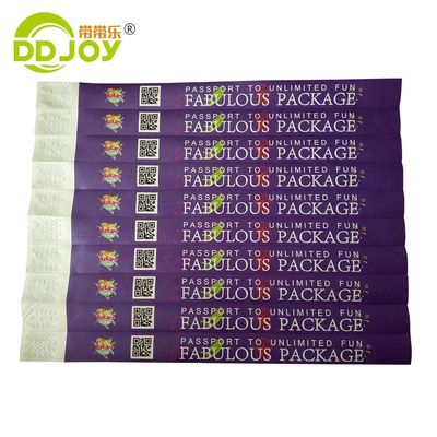 Des bracelets en papier Tyvek résistant à l'eau et adhésif pour événements et fêtes