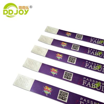 Des bracelets en papier Tyvek résistant à l'eau et adhésif pour événements et fêtes