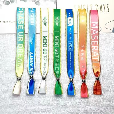 Des bracelets à puce RFID avec impression de logo sur des marques de tissus