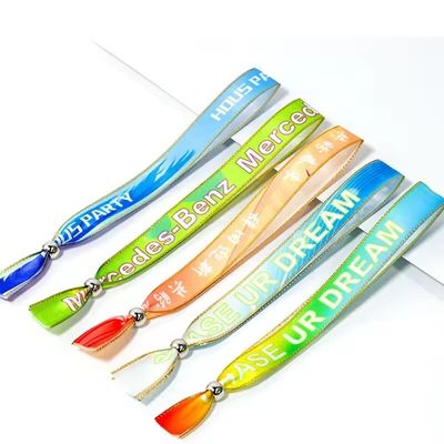 Des bracelets à puce RFID avec impression de logo sur des marques de tissus