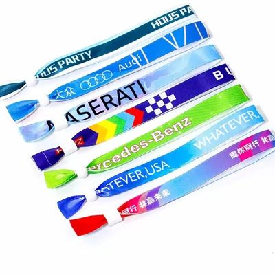 Des bracelets à puce RFID avec impression de logo sur des marques de tissus