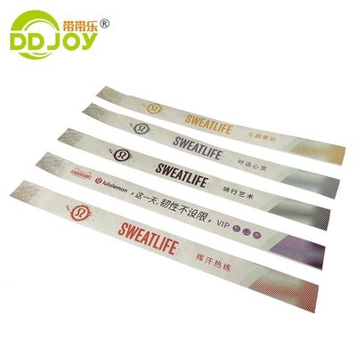 Bracelet auto-adhésif d'entrée à l'événement avec options d'impression et d'expédition personnalisées