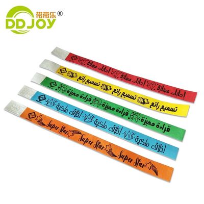 Bracelet auto-adhésif d'entrée à l'événement avec options d'impression et d'expédition personnalisées