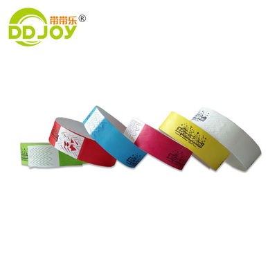 Des bracelets de couleur solide pour les festivals et les fêtes