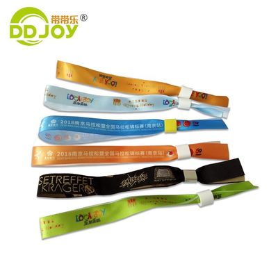 Des bracelets RFID imprimés sur mesure en tissu satiné orange pour la marque et l'accès aux événements