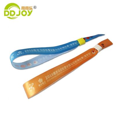 Des bracelets RFID imprimés sur mesure en tissu satiné orange pour la marque et l'accès aux événements