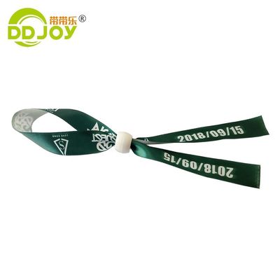 Des bracelets RFID imprimés sur mesure en tissu satiné orange pour la marque et l'accès aux événements