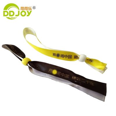 Des bracelets RFID imprimés sur mesure en tissu satiné orange pour la marque et l'accès aux événements
