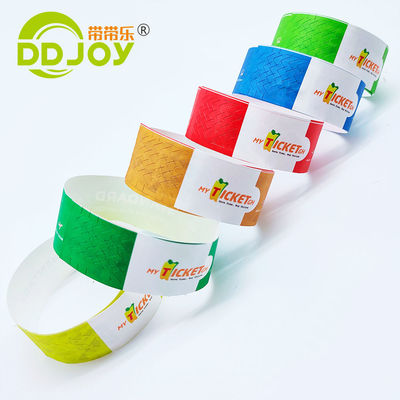 Ventes en gros Bracelet Tyvek personnalisé avec finition de vernis et étiquette Impression de papier sur mesure