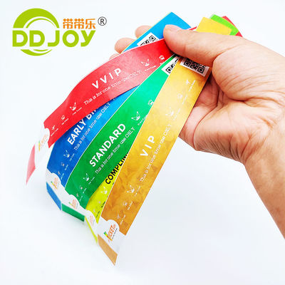 Ventes en gros Bracelet Tyvek personnalisé avec finition de vernis et étiquette Impression de papier sur mesure