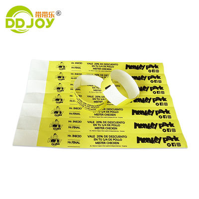Ventes en gros Bracelet Tyvek personnalisé avec finition de vernis et étiquette Impression de papier sur mesure