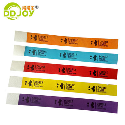Ventes en gros Bracelet Tyvek personnalisé avec finition de vernis et étiquette Impression de papier sur mesure