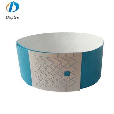 15 couleurs Poignet Tyvek résistant aux larmes pour les événements et les parcs Logo personnalisé accepté