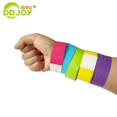 Des bracelets en papier Tyvek étanches à l'eau avec un matériau résistant aux déchirures et durable