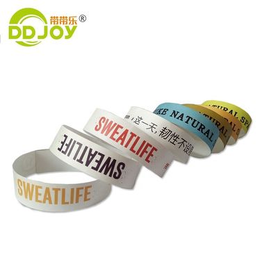Événements et festivals Scénarios d'utilisation Bracelet Tyvek personnalisé avec code QR
