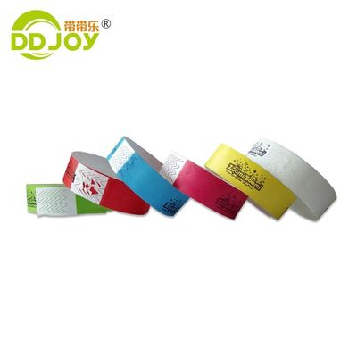 Événements et festivals Scénarios d'utilisation Bracelet Tyvek personnalisé avec code QR