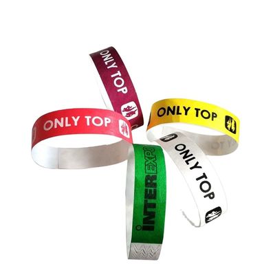 Les équipes de l'événement fournissent des bracelets en papier Tyvek sur mesure avec des techniques d'impression numérique
