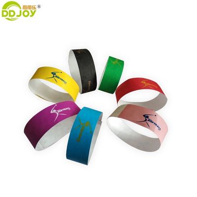 Les équipes de l'événement fournissent des bracelets en papier Tyvek sur mesure avec des techniques d'impression numérique