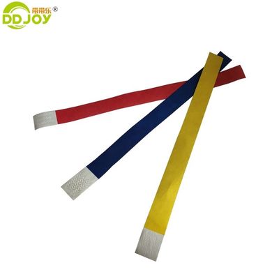 Les équipes de l'événement fournissent des bracelets en papier Tyvek sur mesure avec des techniques d'impression numérique