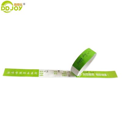 Les équipes de l'événement fournissent des bracelets en papier Tyvek sur mesure avec des techniques d'impression numérique