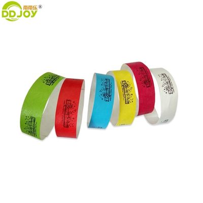 Les équipes de l'événement fournissent des bracelets en papier Tyvek sur mesure avec des techniques d'impression numérique