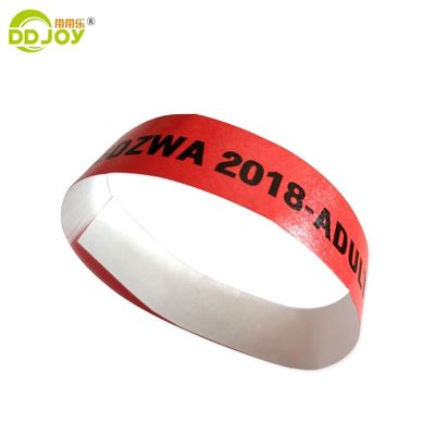 Les équipes de l'événement fournissent des bracelets en papier Tyvek sur mesure avec des techniques d'impression numérique